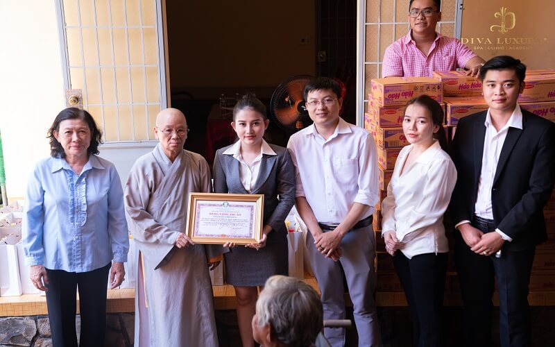 Ban thiện nguyện Viện Thẩm Mỹ DIVA đã phối hợp với Hội Chữ Thập Đỏ xã Túc Trưng và chùa Quang Linh trong công tác thiện nguyện. 