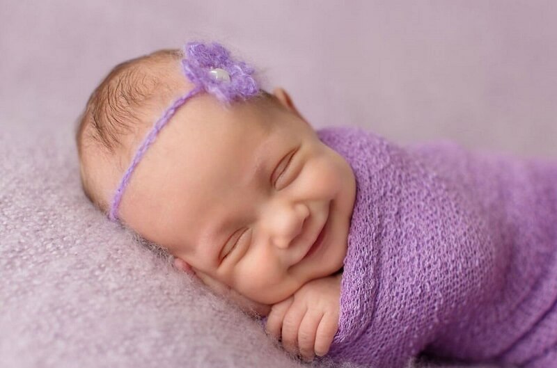 Trẻ thích cười khi ngủ1