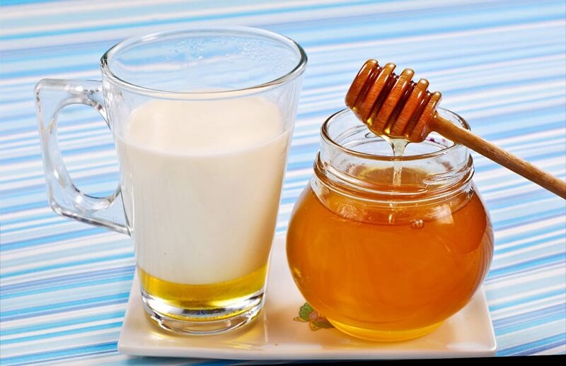 Sữa tươi và mật ong là hai nguyên liệu có khả năng cấp ẩm vô cùng tuyệt vời3