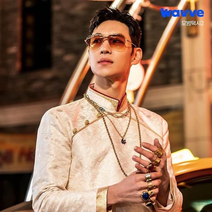hình ảnh nam diễn viên mặc trang phục áo dài khiến nhiều fan Việt thích thú2