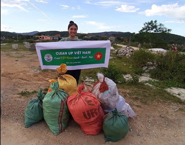 Quảng Bình: Nữ sinh THPT tích cực tham gia hoạt động dọn sạch rác bãi biển