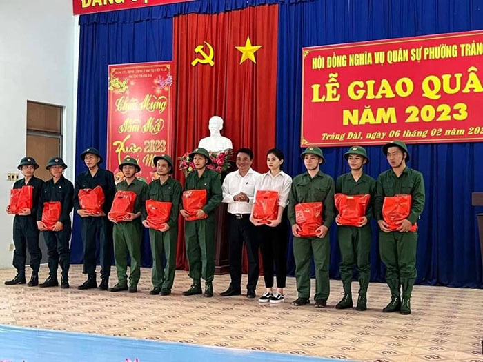 Nguyễn Lê Tuyết Nhi nhập ngũ