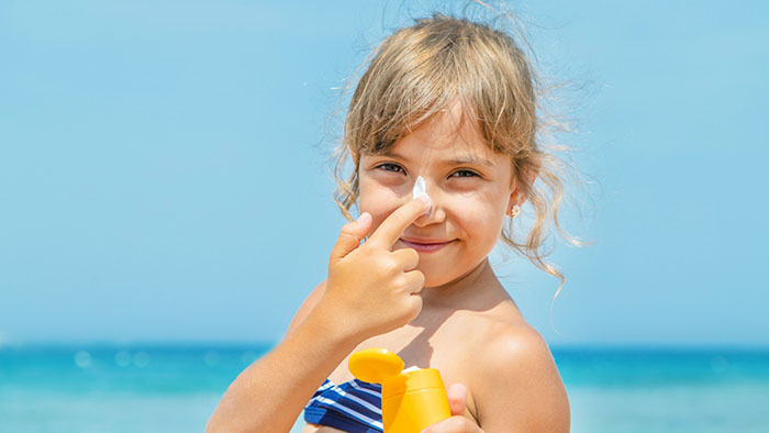 Vì sao trẻ em cần dùng kem chống nắng?