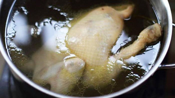 Loại nước dùng để luộc gà giúp chắc thịt, mềm và ngon ngọt 