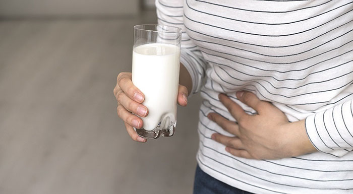 Nguyên nhân của việc không nên uống sữa khi chưa ăn sáng?