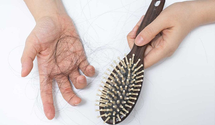 Những thói quen chăm sóc tóc sai cách khiến tóc yếu, rụng nhiều vào mùa Thu