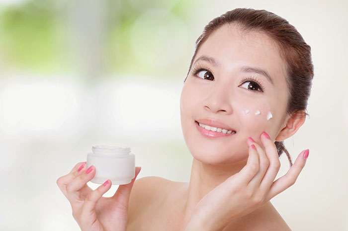 Sử dụng sản phẩm điều trị mụn, dưỡng da sau khi rửa mặt