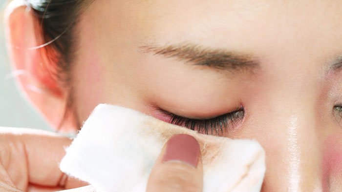 Hạn chế việc chà xát hoặc tẩy trang quá mạnh ở vùng da mắt