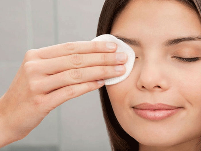 Làm sạch và dưỡng ẩm vùng da xung quanh mắt