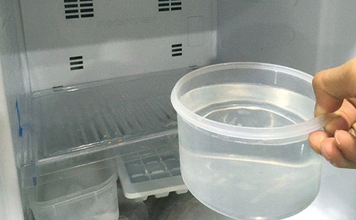 Vì sao nên để bát nước bên trong tủ lạnh?